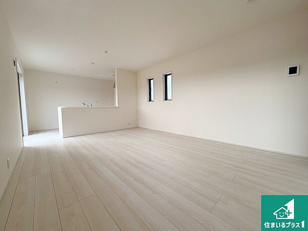 【居間・リビング】日当たり良好の明るいリビングで朝の目覚めもスッキリできそう!対面キッチンでご家族のコミュニケーションも自然と増える設計!小さなお子様が遊ぶスペースを作っても広々とくつろげるLDK!