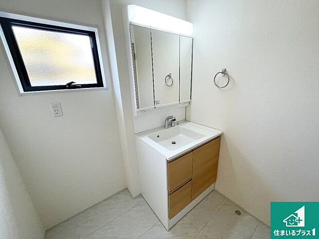 【独立洗面台】清潔感のある洗面台です。フラットな鏡は掃除がしやすく毎日清潔!鏡裏には収納があるのでスッキリとした洗面台が保てます。