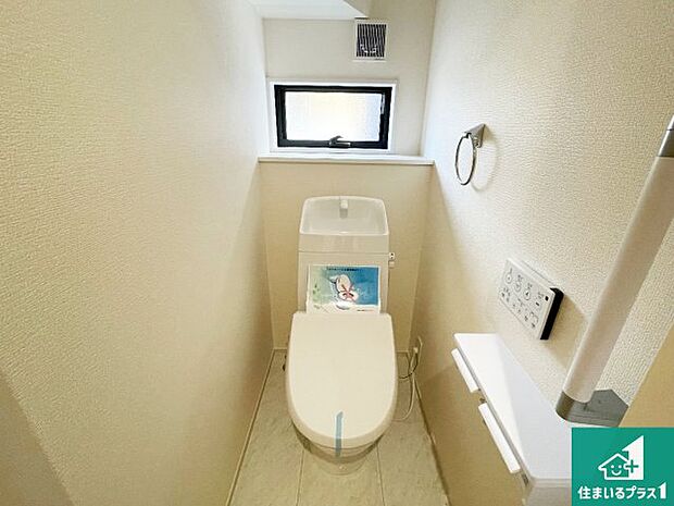 【トイレ】1・2階の2ヶ所にあるので、朝の忙しい時間の順番待ちもなく、深夜の利用にも大変便利です。