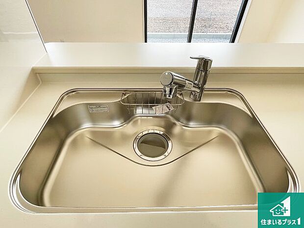 【キッチンシンク】蛇口の先端に浄水器を内蔵しています!原水と浄水、お湯と冷水、シャワーの切替えがワンタッチなので用途によって使い分けられます。