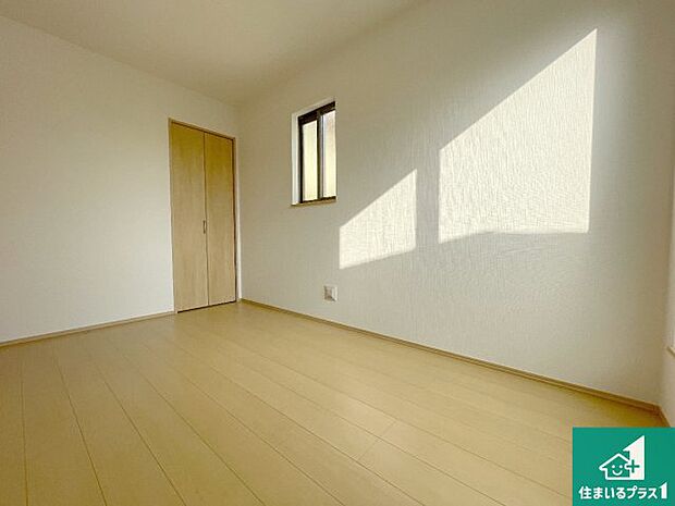 【洋室】収納スペースが充実しているので子供の成長に合わせてたくさん収納ができます!家族構成に合わせた様々な活用ができる収納!