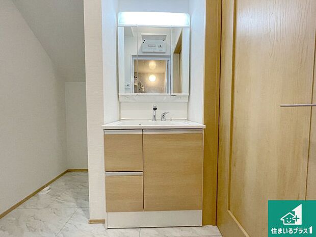 【独立洗面台】清潔感のある洗面台です。フラットな鏡は掃除がしやすく毎日清潔!鏡裏には収納があるのでスッキリとした洗面台が保てます。