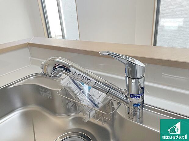 【キッチン水栓】浄水器を内蔵!炊飯時、お茶を作る時に安心してお水を使えます!お湯と冷水、浄水と原水、シャワーの切替えもワンタッチです!