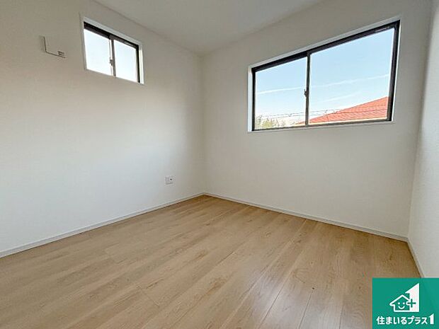 【洋室】寝室は心地よい眠りについてもらいたくて、シンプルかつ開放的な空間な設計にしています!大きな窓から差し込む日が心地いいです♪