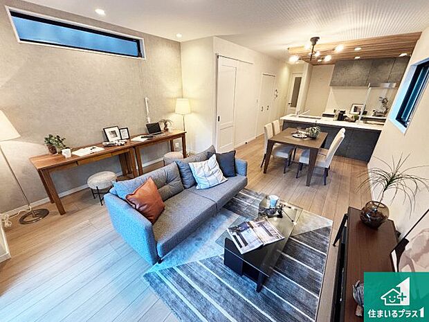 【居間・リビング】日当たり良好の明るいリビングで朝の目覚めもスッキリできそう！対面キッチンでご家族のコミュニケーションも自然と増える設計！小さなお子様が遊ぶスペースを作っても広々とくつろげるLDK！