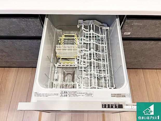 【食器洗浄乾燥機】食事後の一仕事、食器洗いをボタン一つでお任せできちゃいます！場所を取らないビルトイン式なので、お料理スペースもしっかり確保！