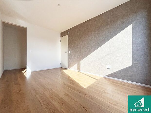 【洋室】シンプルな洋室は、自分好みのインテリアが楽しめます♪ご家族とインテリアや家具を選びに行くのは新築購入時の醍醐味の一つです。ぜひお楽しみください♪