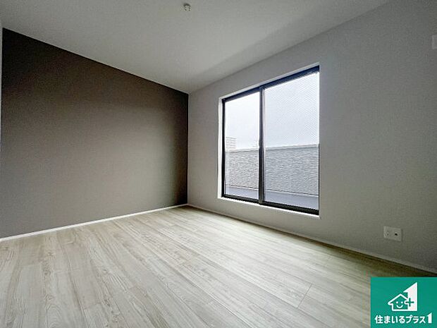 【洋室】寝室は心地よい眠りについてもらいたくて、シンプルかつ開放的な空間な設計にしています！大きな窓から差し込む日が心地いいです♪