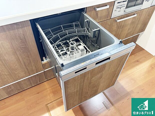 【食器洗浄乾燥機】食事後の一仕事、食器洗いをボタン一つでお任せできちゃいます!場所を取らないビルトイン式なので、お料理スペースもしっかり確保!
