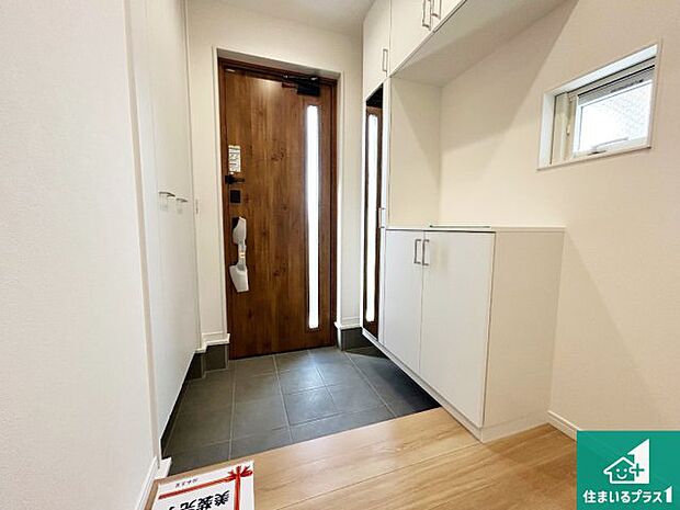 【玄関】ご家族皆様の靴もたっぷり収まる大容量の玄関収納を設けました。見た目もスッキリ綺麗な玄関に！