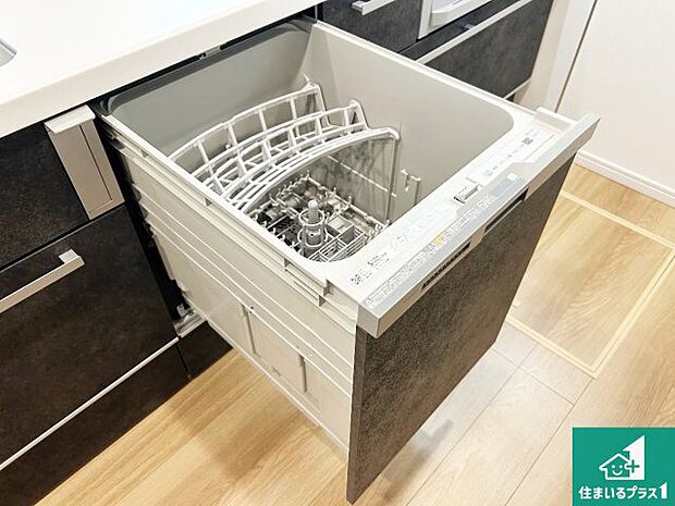 【食器洗浄乾燥機】食事後の一仕事、食器洗いをボタン一つでお任せできちゃいます！場所を取らないビルトイン式なので、お料理スペースもしっかり確保！