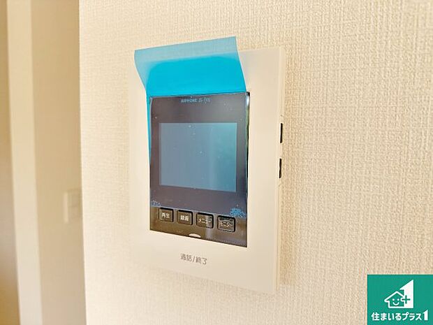 【カラーモニターインターホン】声だけでなく来訪者の姿や顔がモニターで確認できるので、小さなお子様がいらっしゃるご家庭でも安心できます!