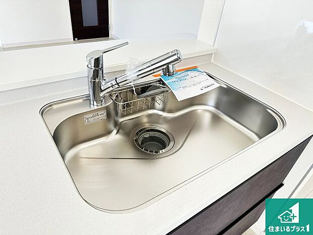 【キッチンシンク】蛇口の先端に浄水器を内蔵しています!原水と浄水、お湯と冷水、シャワーの切替えがワンタッチなので用途によって使い分けられます。