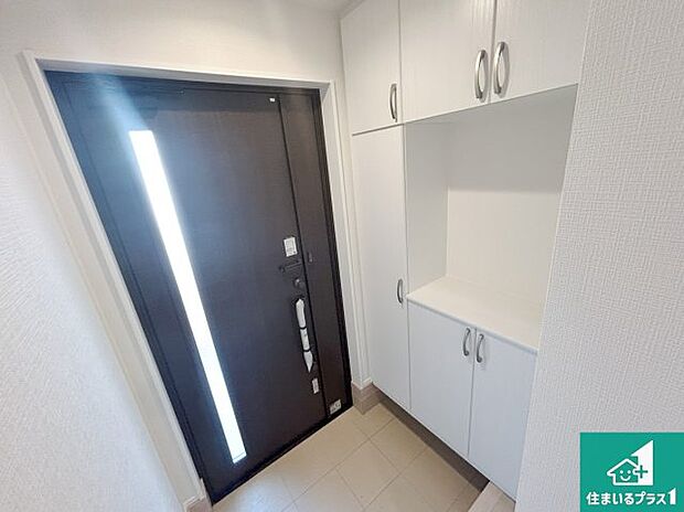 【玄関】シューズボックスにはたくさんの靴が収納できるので玄関周りはいつもスッキリ!ご家族が増えても安心!