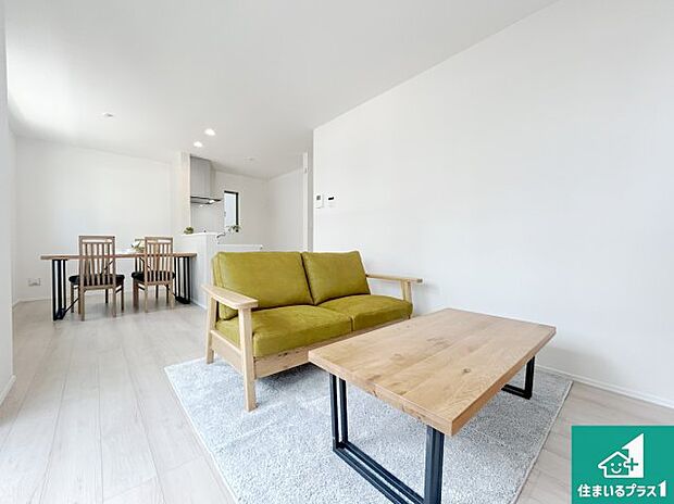 【居間・リビング】日当たり良好の明るいリビングで朝の目覚めもスッキリできそう!対面キッチンでご家族のコミュニケーションも自然と増える設計!小さなお子様が遊ぶスペースを作っても広々とくつろげるLDK!