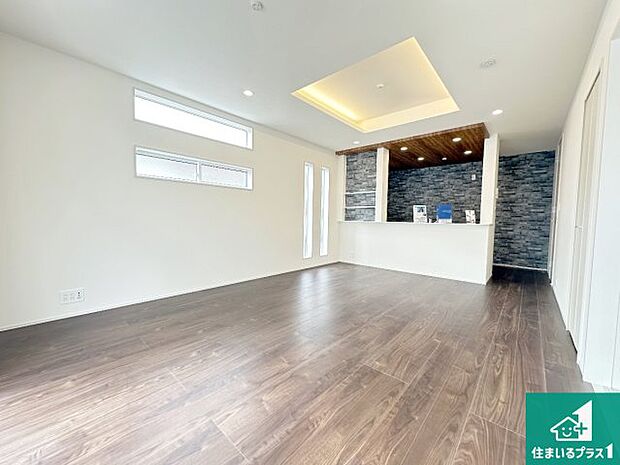 【居間・リビング】日当たり良好の明るいリビングで朝の目覚めもスッキリできそう!対面キッチンでご家族のコミュニケーションも自然と増える設計!小さなお子様が遊ぶスペースを作っても広々とくつろげるLDK!