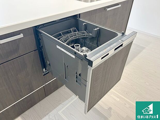 【食器洗浄乾燥機】食事後の一仕事、食器洗いをボタン一つでお任せできちゃいます!場所を取らないビルトイン式なので、お料理スペースもしっかり確保!