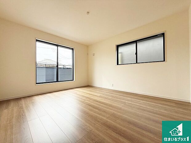 【洋室】寝室は心地よい眠りについてもらいたくて、シンプルかつ開放的な空間な設計にしています!大きな窓から差し込む日が心地いいです♪