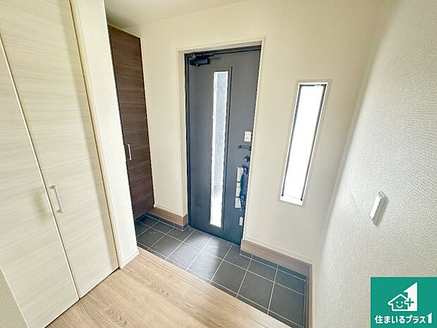 【玄関】シューズボックスにはたくさんの靴が収納できるので玄関周りはいつもスッキリ!ご家族が増えても安心!