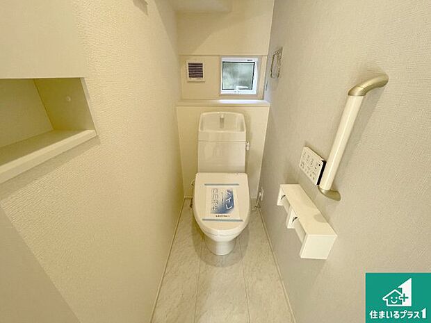 【トイレ】1・2階の2ヶ所にあるので、朝の忙しい時間の順番待ちもなく、深夜の利用にも大変便利です。