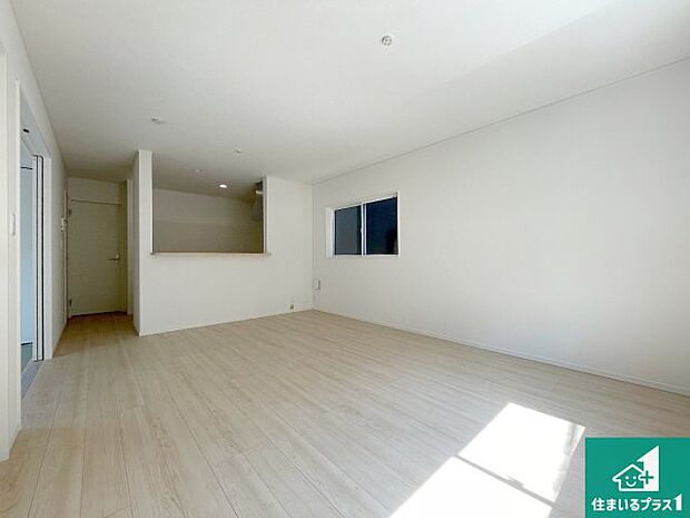 【居間・リビング】日当たり良好の明るいリビングで朝の目覚めもスッキリできそう！対面キッチンでご家族のコミュニケーションも自然と増える設計！小さなお子様が遊ぶスペースを作っても広々とくつろげるLDK！