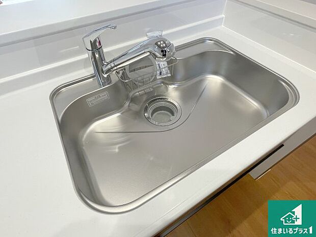 【キッチンシンク】蛇口の先端に浄水器を内蔵しています!原水と浄水、お湯と冷水、シャワーの切替えがワンタッチなので用途によって使い分けられます。