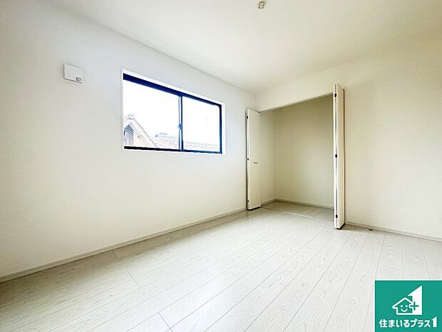 【洋室】シンプルな洋室は、自分好みのインテリアが楽しめます♪ご家族とインテリアや家具を選びに行くのは新築購入時の醍醐味の一つです。ぜひお楽しみください♪