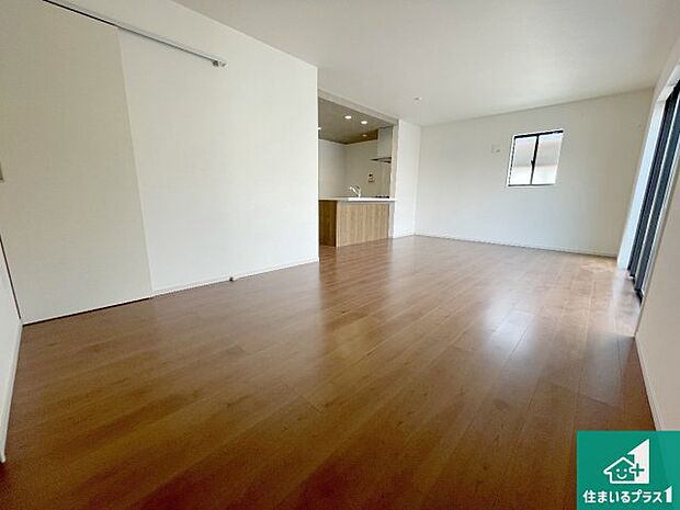 【居間・リビング】日当たり良好の明るいリビングで朝の目覚めもスッキリできそう！対面キッチンでご家族のコミュニケーションも自然と増える設計！小さなお子様が遊ぶスペースを作っても広々とくつろげるLDK！