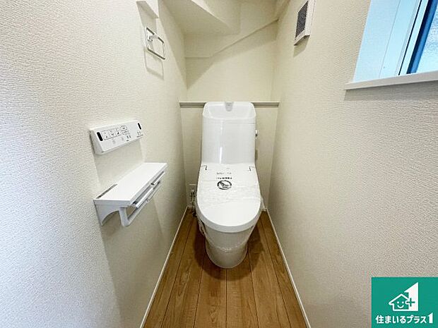 【トイレ】1・2階の2ヶ所にあるので、朝の忙しい時間の順番待ちもなく、深夜の利用にも大変便利です。