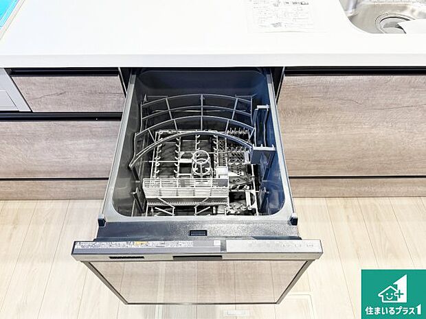 【食器洗い乾燥機】食事後の一仕事、食器洗いをボタン一つでお任せできちゃいます！場所を取らないビルトイン式なので、お料理スペースもしっかり確保！ 
