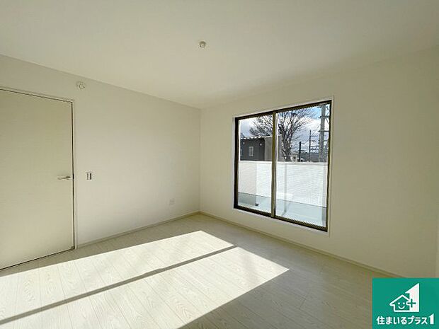 【洋室】シンプルな洋室は、自分好みのインテリアが楽しめます♪ご家族とインテリアや家具を選びに行くのは新築購入時の醍醐味の一つです。ぜひお楽しみください♪