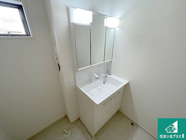 【独立洗面台】清潔感のある洗面台です。フラットな鏡は掃除がしやすく毎日清潔!鏡裏には収納があるのでスッキリとした洗面台が保てます。