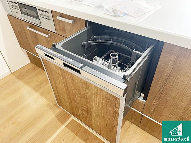 【食器洗浄乾燥機】食事後の一仕事、食器洗いをボタン一つでお任せできちゃいます!場所を取らないビルトイン式なので、お料理スペースもしっかり確保!