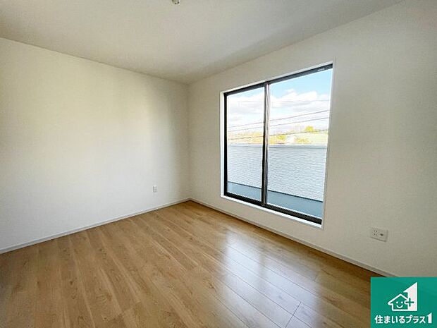 【洋室】シンプルな洋室は、自分好みのインテリアが楽しめます♪ご家族とインテリアや家具を選びに行くのは新築購入時の醍醐味の一つです。ぜひお楽しみください♪