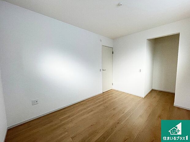 【洋室】シンプルな洋室は、自分好みのインテリアが楽しめます♪ご家族とインテリアや家具を選びに行くのは新築購入時の醍醐味の一つです。ぜひお楽しみください♪