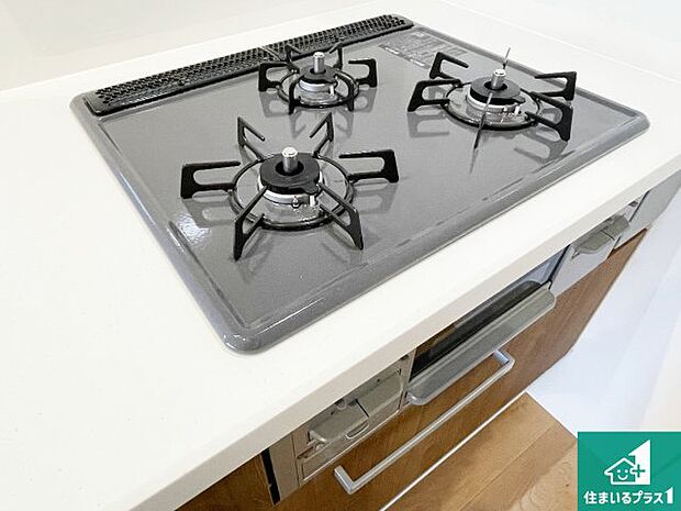 【コンロ】ダブル高火力Ｓｉセンサー付きコンロ！３口あるので、まとめて料理をする時も大活躍！