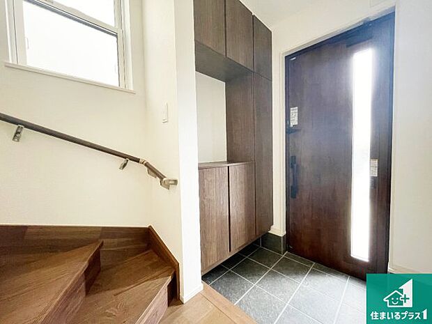 【玄関】シューズボックスにはたくさんの靴が収納できるので玄関周りはいつもスッキリ!ご家族が増えても安心!