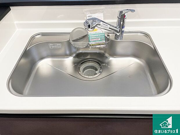 【キッチンシンク】蛇口の先端に浄水器を内蔵しています!原水と浄水、お湯と冷水、シャワーの切替えがワンタッチなので用途によって使い分けられます。