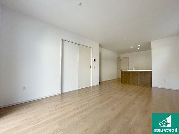 【居間・リビング】日当たり良好の明るいリビングで朝の目覚めもスッキリできそう!対面キッチンでご家族のコミュニケーションも自然と増える設計!小さなお子様が遊ぶスペースを作っても広々とくつろげるLDK!