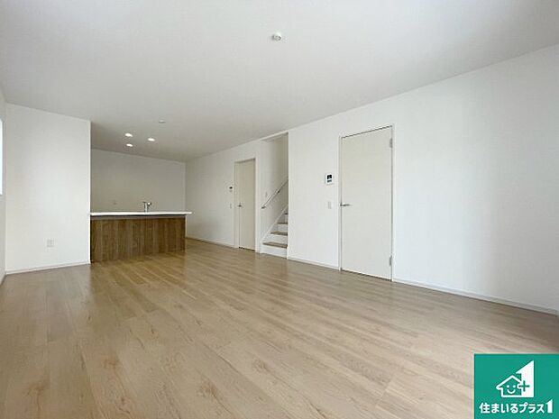 【居間・リビング】日当たり良好の明るいリビングで朝の目覚めもスッキリできそう!対面キッチンでご家族のコミュニケーションも自然と増える設計!小さなお子様が遊ぶスペースを作っても広々とくつろげるLDK!