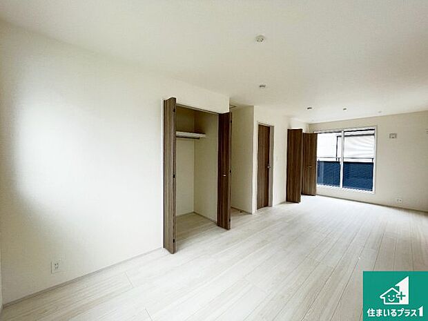 【洋室】収納スペースが充実しているので子供の成長に合わせてたくさん収納ができます!家族構成に合わせた様々な活用ができる収納!