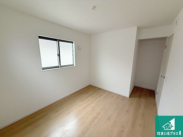 【洋室】シンプルな洋室は、自分好みのインテリアが楽しめます♪ご家族とインテリアや家具を選びに行くのは新築購入時の醍醐味の一つです。ぜひお楽しみください♪