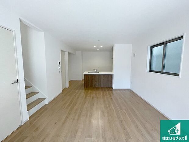 【居間・リビング】日当たり良好の明るいリビングで朝の目覚めもスッキリできそう！対面キッチンでご家族のコミュニケーションも自然と増える設計！小さなお子様が遊ぶスペースを作っても広々とくつろげるLDK！