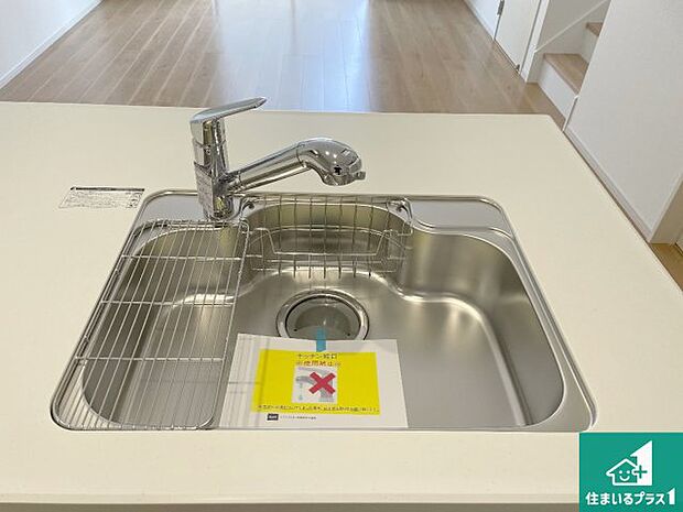 【キッチンシンク】蛇口の先端に浄水器を内蔵しています！原水と浄水、お湯と冷水、シャワーの切替えがワンタッチなので用途によって使い分けられます。