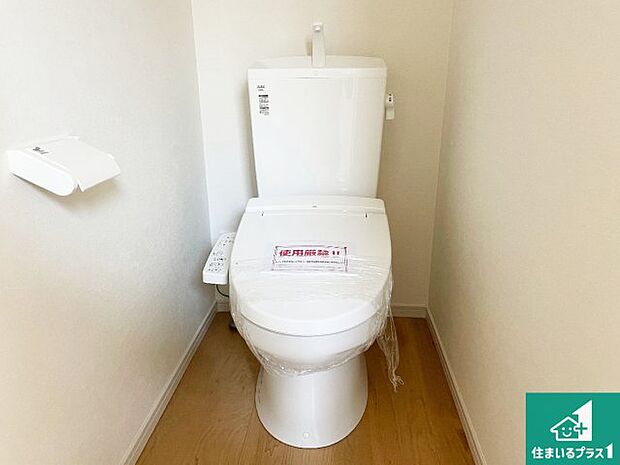 【独立洗面台】清潔感のある洗面台です。フラットな鏡は掃除がしやすく毎日清潔！ホースは引き出して使えるので洗顔やお掃除の際に便利です！