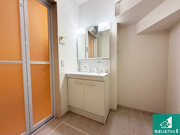 【独立洗面台】清潔感のある洗面台です。フラットな鏡は掃除がしやすく毎日清潔!鏡裏には収納があるのでスッキリとした洗面台が保てます。