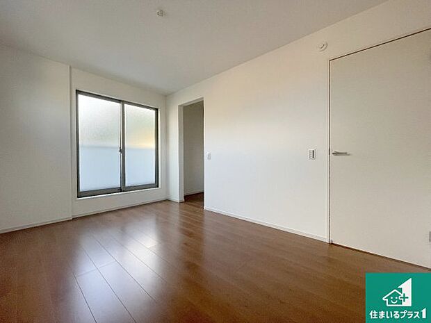 【洋室】シンプルな洋室は、自分好みのインテリアが楽しめます♪ご家族とインテリアや家具を選びに行くのは新築購入時の醍醐味の一つです。ぜひお楽しみください♪