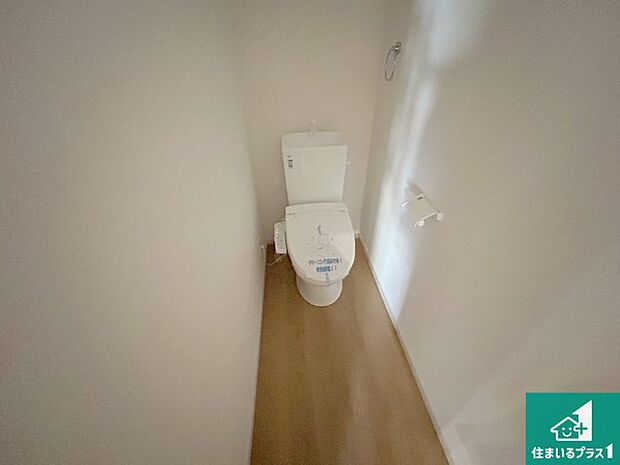 【トイレ】1・2階の2ヶ所にあるので、朝の忙しい時間の順番待ちもなく、深夜の利用にも大変便利です。