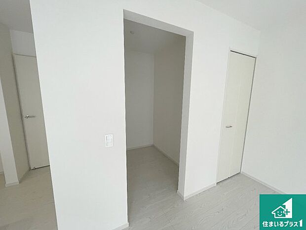 【洋室】シンプルな洋室は、自分好みのインテリアが楽しめます♪ご家族とインテリアや家具を選びに行くのは新築購入時の醍醐味の一つです。ぜひお楽しみください♪