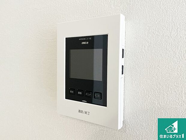 【カラーモニターインターホン】声だけでなく来訪者の姿や顔がモニターで確認できるので、小さなお子様がいらっしゃるご家庭でも安心できます!